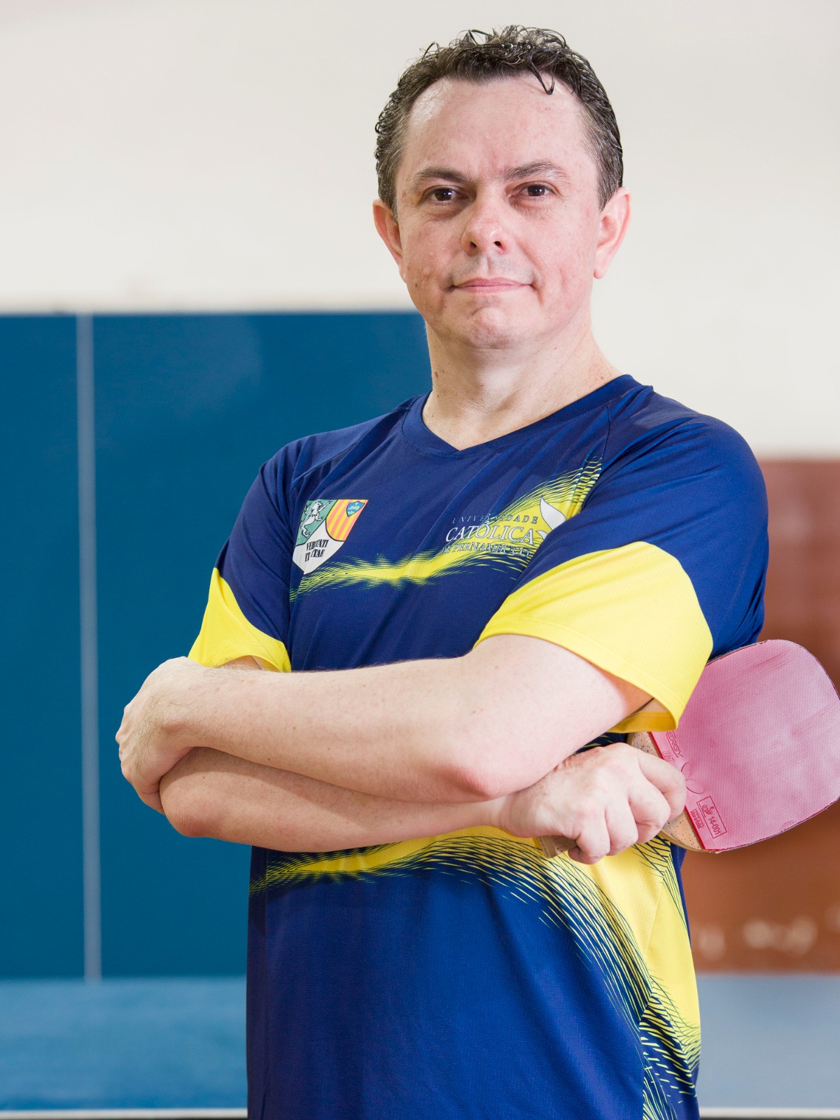 Equipe masculina e retrato em uma quadra de tênis para competição