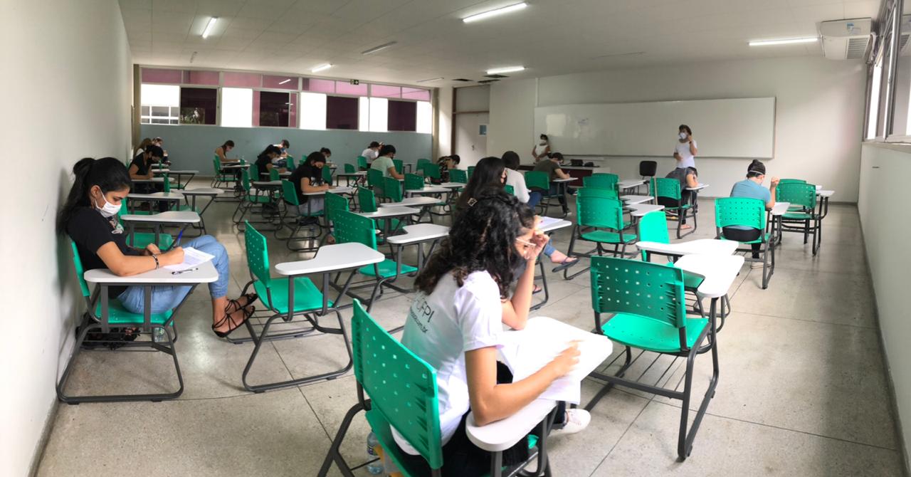 Sala de aula com alunos fazendo a prova de redação