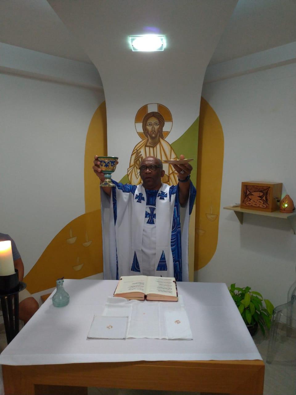 Padre Clovis em celebração na capela da residência jesuíta